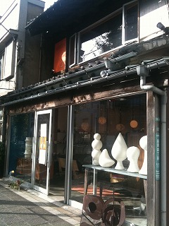 つい足を止めて、店内をのぞいてしまう大きな窓のある日本家屋